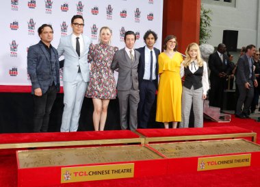 Johnny Galecki, Jim Parsons, Kaley Cuoco, Simon Helberg, Kunal Nayyar, Mayim Bialik ve Melissa Rauch 1 Mayıs 2019'da Hollywood, ABD'deki Tcl Çin Tiyatrosu Imax'ta düzenlenen 'The Big Bang Theory' için düzenlenen el izi töreninde.