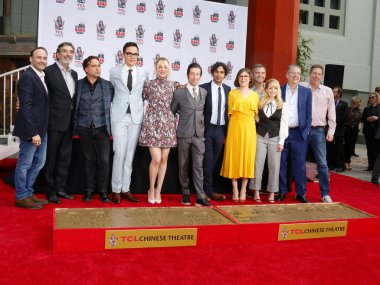 Chuck Lorre, Johnny Galecki, Jim Parsons, Kaley Cuoco, Simon Helberg, Kunal Nayyar, Mayim Bialik ve Melissa Rauch 1 Mayıs 2019'da Hollywood, ABD'deki Tcl Çin Tiyatrosu Imax'ta düzenlenen 'The Big Bang Theory' için düzenlenen el izi töreninde.