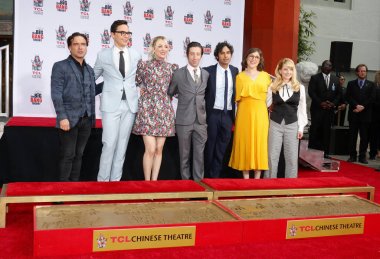 Johnny Galecki, Jim Parsons, Kaley Cuoco, Simon Helberg, Kunal Nayyar, Mayim Bialik ve Melissa Rauch 1 Mayıs 2019'da Hollywood, ABD'deki Tcl Çin Tiyatrosu Imax'ta düzenlenen 'The Big Bang Theory' için düzenlenen el izi töreninde.