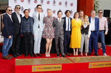 Chuck Lorre, Johnny Galecki, Jim Parsons, Kaley Cuoco, Simon Helberg, Kunal Nayyar, Mayim Bialik ve Melissa Rauch 1 Mayıs 2019'da Hollywood, ABD'deki Tcl Çin Tiyatrosu Imax'ta düzenlenen 'The Big Bang Theory' için düzenlenen el izi töreninde.
