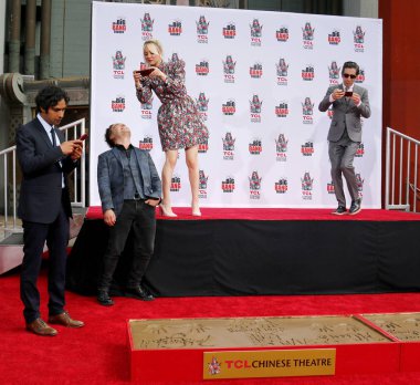 Johnny Galecki, Kaley Cuoco, Simon Helberg ve Kunal Nayyar 1 Mayıs 2019'da Hollywood'daki Tcl Çin Tiyatrosu Imax'ta düzenlenen 'The Big Bang Theory' el izi töreninde.