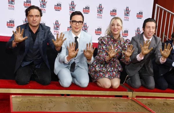 Johnny Galecki Jim Parsons Kaley Cuoco Simon Helberg Ceremonia Huellas — Foto de Stock