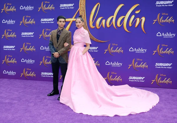 Mena Massoud Naomi Scott Los Angeles Premiere Aladdin Held Capitan — Stock Photo, Image