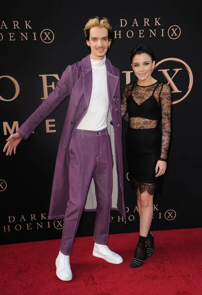 斯密特 麦克菲和丽贝卡 菲利普于2019年6月4日在美国好莱坞Tcl中国剧院举行的 黑暗凤凰 洛杉矶首映式上 — 图库照片