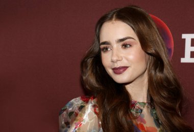 aktris Lily Collins ' Les Miserables ' fotoğraf çağrısı Hollywood 'da Linwood Dunn Tiyatrosu 'nda düzenlenen, Haziran 'da ABD 8, 2019.