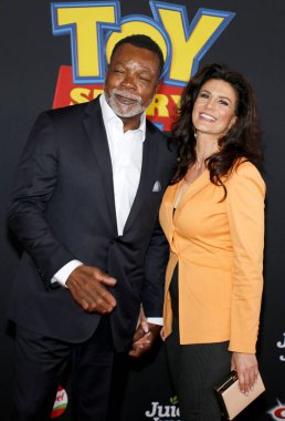 Carl Weathers ve Christine Kludjian 11 Haziran 2019'da Abd'nin Hollywood'daki El Capitan Tiyatrosu'nda düzenlenen 'Oyuncak Hikayesi 4'ün dünya prömiyerinde.