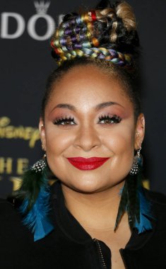 aktris Raven-Simone 9 Temmuz 2019 tarihinde Hollywood'daki Dolby Tiyatrosu'nda düzenlenen 'Aslan Kral'ın Dünya prömiyerinde.