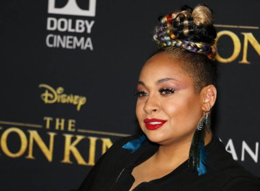 aktris Raven-Simone 9 Temmuz 2019 tarihinde Hollywood'daki Dolby Tiyatrosu'nda düzenlenen 'Aslan Kral'ın Dünya prömiyerinde.