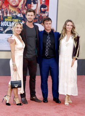 Luke Hemsworth, Samantha Hemsworth, Elsa Pataky ve Chris Hemsworth Los Angeles prömiyerinde ' bir kez Hollywood 'Da ' TCL Çin Tiyatrosu IMAX Hollywood 'da düzenlenen, Temmuz 'da ABD 22, 2019.