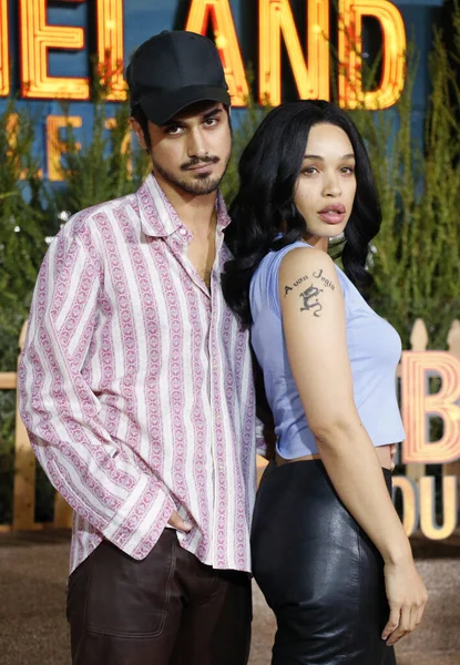 Avan Jogia e Cleópatra Coleman — Fotografia de Stock