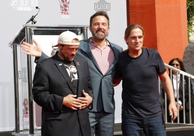 Ben Affleck, Kevin Smith ve Jason Mewes 'un el ve ayak izi seremonisinde 14 Ekim 2019' da Hollywood 'daki Tcl Çin Tiyatrosu' nda düzenlendi..