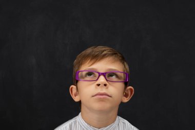 çocuk öğrenci ve tahta arka plan