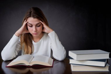 okuma yorgunluk belirtileri olan genç kadın konsantre