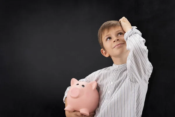 孩子与猪小猪银行和黑板背景 — 图库照片