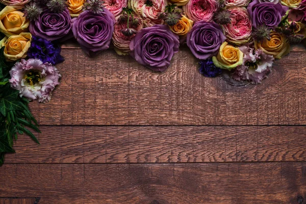 Borde floral sobre madera rústica — Foto de Stock