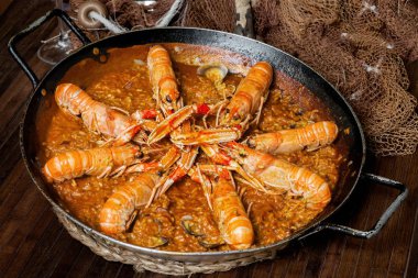 bir balıkçı tablo tipik paella