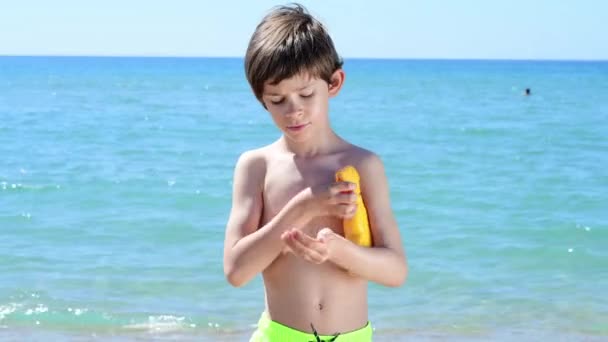 Kind Trägt Sonnenschutz Strand Auf — Stockvideo