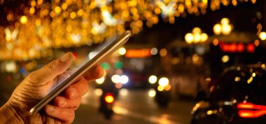 El, şehirde gece odaklanmamış trafik geçmişi olan akıllı telefon kullanıyor.