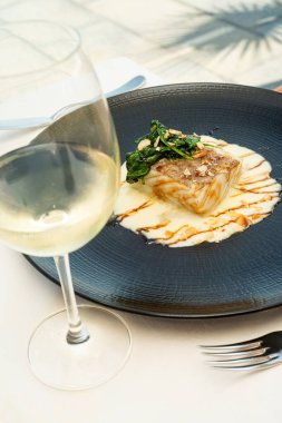 Ispanaklı ve beyaz şaraplı bir tabak morina kreması.