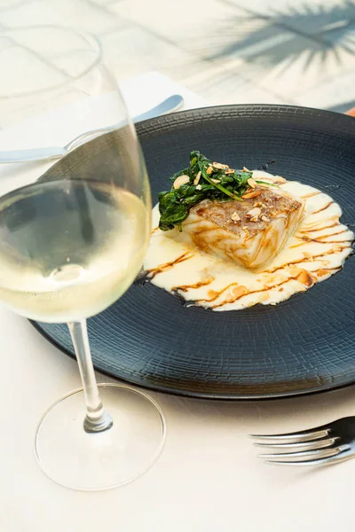 Ispanaklı ve beyaz şaraplı bir tabak morina kreması.