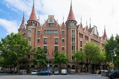 Rosellon Caddesi 'nden, Josep Puig i Calafat tarafından tasarlanmış, Bruc Caddesi' ndeki Casa de Punxes veya Casa Terrades 'in dış görünüşü.
