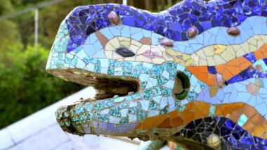 Barselona / İspanya-9 / 30 / 2020: Park Guell Barselona İspanya ejder çeşmesinin başı yakın
