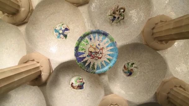 Barceona España 2020 Parque Güell Barcelona Detalles Del Mosaico Techo — Vídeo de stock