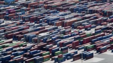 Barselona / İspanya-10 / 6 / 2020: Barselona limanındaki hava manzaralı kargo konteynerleri