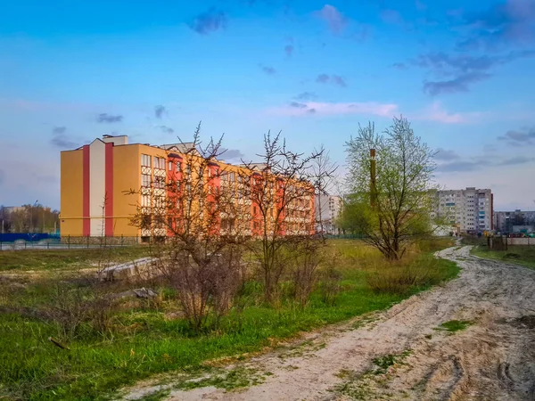 Primavera Árvores Florescentes Frente Edifícios Residenciais Céu Azul — Fotografia de Stock