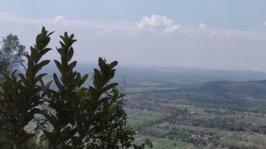 Dağın tepesinden manzara.