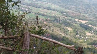 Dağın tepesinden manzara.