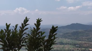 Dağın tepesinden manzara.