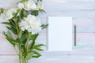 ahşap arka plan üzerinde not defteri. Peonies ahşap arka plan üzerinde. Doku. Sosyal ağlar için fotoğraf