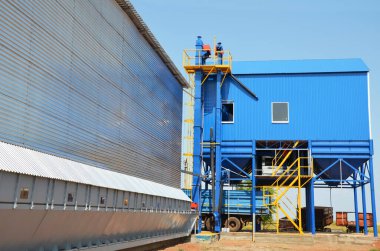 Çiftlikteki modern tahıl temizleme tesisi