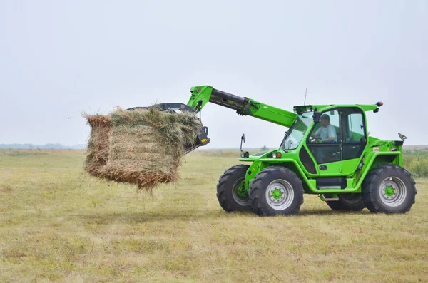 Neuer Moderner Traktor Lädt Einen Heuhaufen — Stockfoto