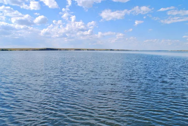 Cielo Nuvole Riflettono Nell Acqua Lago Stagno Serbatoio — Foto Stock