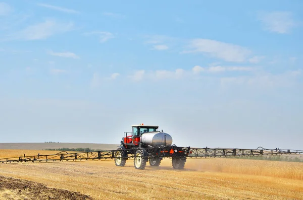 Moderne Rode Trekker Met Veldspuit Werkt Het Veld — Stockfoto