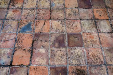 Kolombiya 'nın orta kesimindeki Andean dağlarının doğusundaki Villa de Leyva kasabasının yakınlarındaki bir çiftliğin eski ve kırsal kil kiremitlerinin bir bölümü..