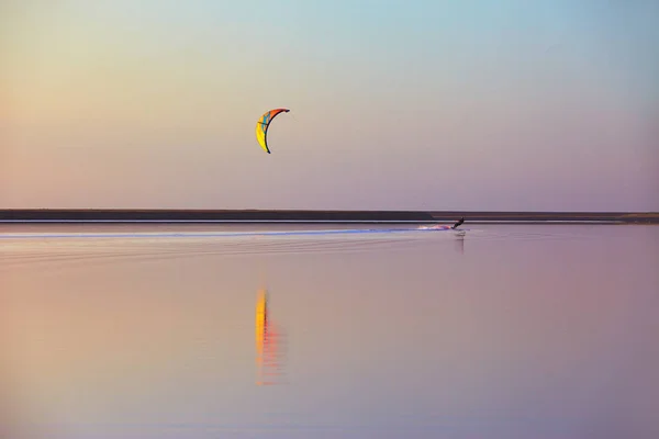 Gładka woda kitesurfing Widok ogólny — Zdjęcie stockowe