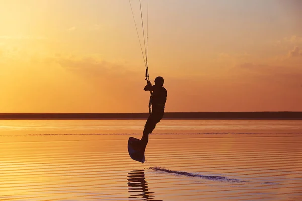 Silhouette di un kitesurfer in un piccolo salto . — Foto Stock