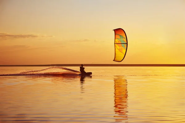 Kitesurf au coucher du soleil — Photo