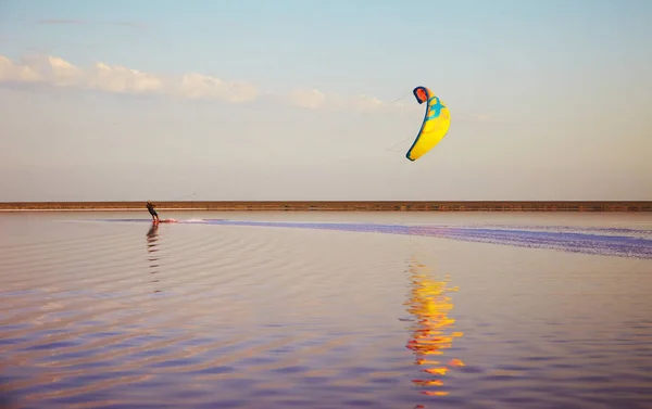 Męski kitesurfing na jeziorze — Zdjęcie stockowe