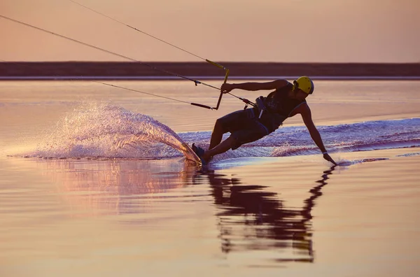 Kitesurfer touches water in contre — Stock Photo, Image