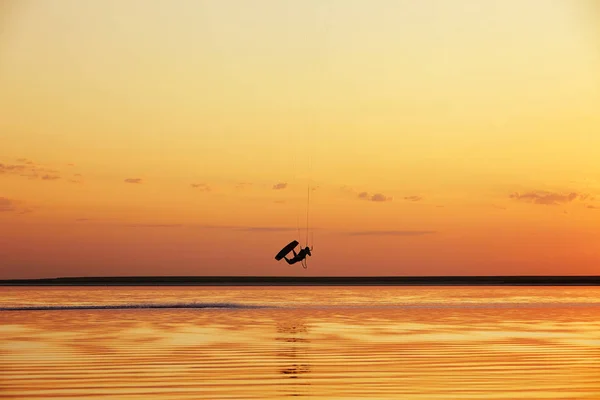 Truco de Kiteboarding en el lago —  Fotos de Stock