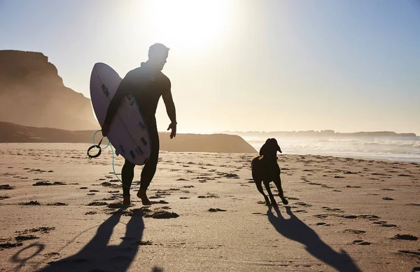 Серфер з собакою — стокове фото
