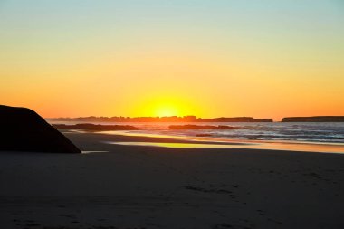 Şehrin siluetinin arka planında gün batımı