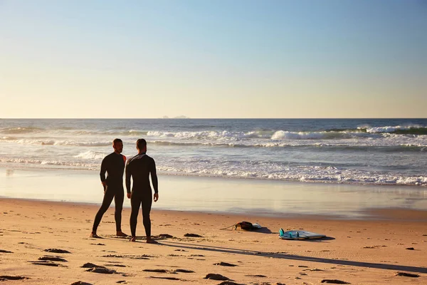 Due amici su una spiaggia soleggiata — Foto Stock