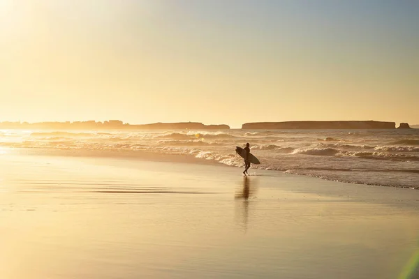 Surfare på en solig strand — Stockfoto