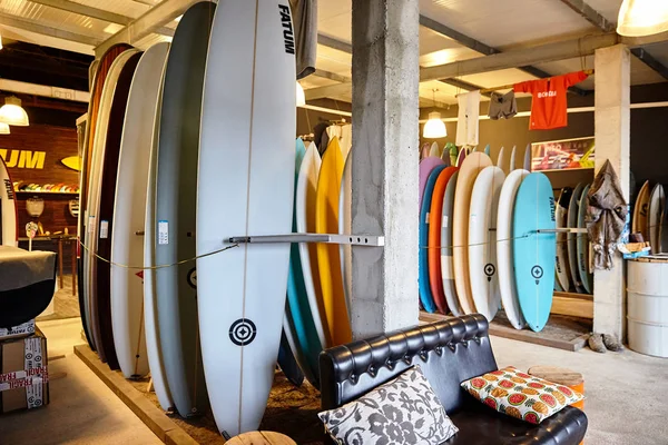 Дошка для серфінгу стоїть в магазині — стокове фото