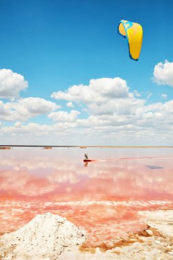 Bir sörfçü uçurtma bir liman sürmek